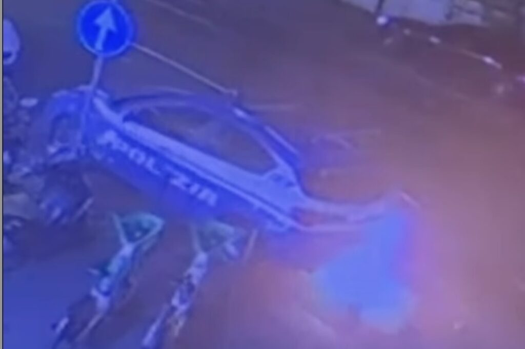 Auto della Polizia in fiamme, l'incendiario ha colpito due volte 1