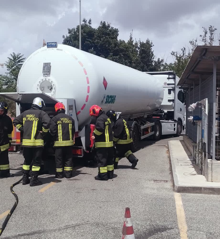 Roma, fuga di gas da una autocisterna a Roma 70: strada chiusa 1