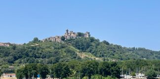 Il borgo laziale si prepara a una serata di festa tra concerti, mercatini dell'artigianato e negozi aperti per l'avvio dei saldi, un'occasione speciale per vivere la magia della Notte Bianca a Bracciano