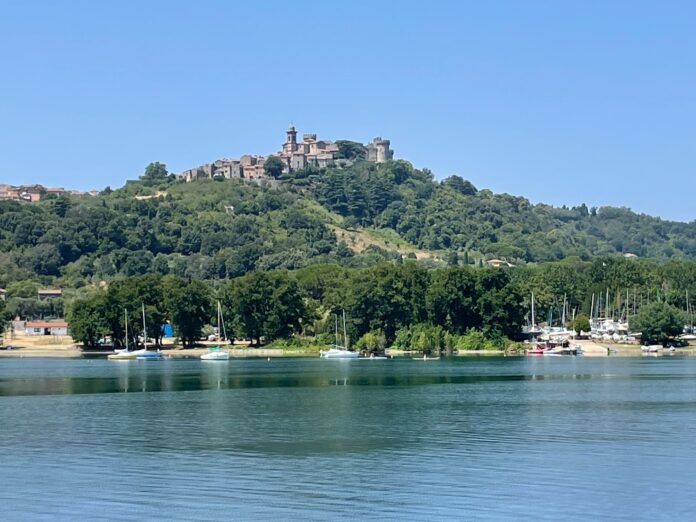 Il borgo laziale si prepara a una serata di festa tra concerti, mercatini dell'artigianato e negozi aperti per l'avvio dei saldi, un'occasione speciale per vivere la magia della Notte Bianca a Bracciano