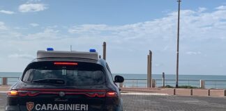 Uomo nudo e in stato di alterazione sul lungomare di Ostia: intervengono i Carabinieri