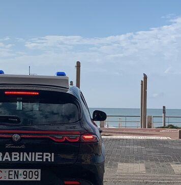 Uomo nudo e in stato di alterazione sul lungomare di Ostia: intervengono i Carabinieri