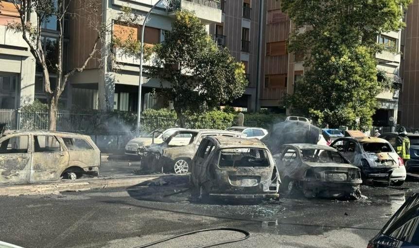 Montagnola, incendio devasta dieci auto: paura e fumo nero nel quartiere (FOTO) 2