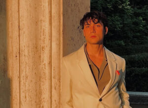 Matteo Paolillo, baci e abbracci in riva al mare. Chi è la nuova fidanzata della star di "Mare fuori"