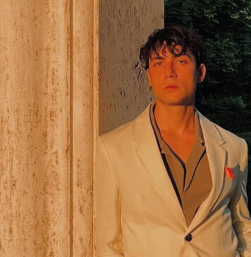 Matteo Paolillo, baci e abbracci in riva al mare. Chi è la nuova fidanzata della star di "Mare fuori"