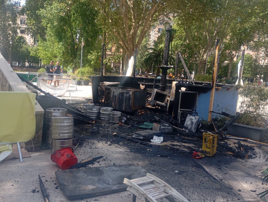 Incendio doloso a Piazza Vittorio, distrutto il chiosco Vittorio di Notti di Cinema 1