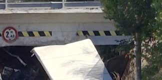 Camion incastrato sotto il ponte a Giardino di Roma: strada chiusa e traffico in tilt