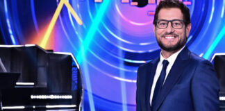 Sarabanda torna in tv, Enrico Papi pronto condurre lo storico quiz musicale: data di inizio, orario, anticipazioni