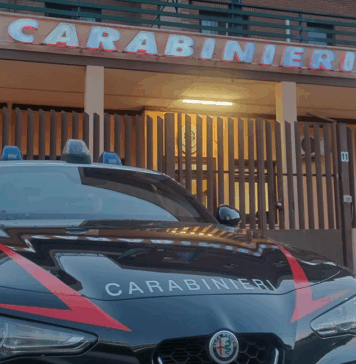 Rapinatore minaccia con coltello un cassiere: arrestato dai Carabinieri