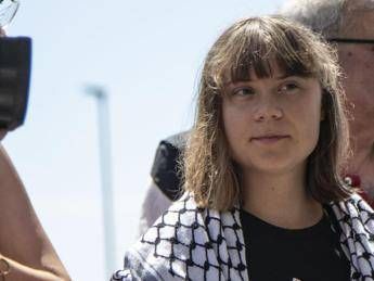 Flotilla, attivisti turchi liberi: “Greta costretta a baciare bandiera Israele”