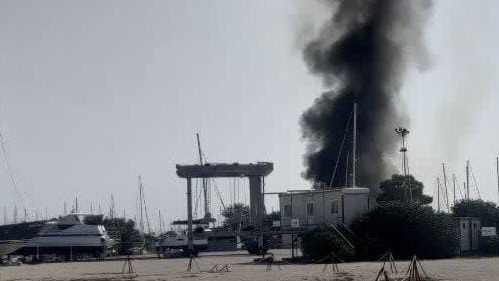 Incendio con esplosione tra le barche a Ostia, nube visibile da chilometri (FOTO e VIDEO) 1 Incendio con esplosione tra le barche a Ostia, nube visibile da chilometri (FOTO e VIDEO) 1