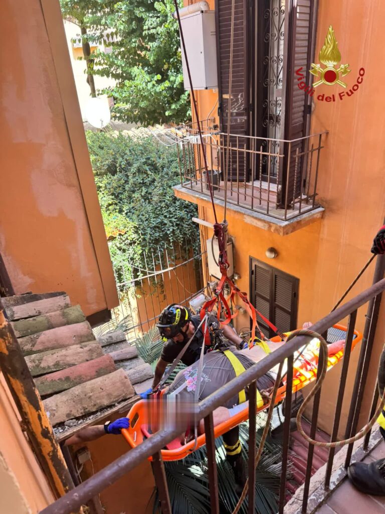 Si sente male in casa, a Roma salvataggio in corda dal quarto piano 1