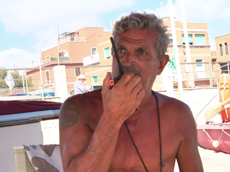 Eroico salvataggio in mare a Ostia: bagnino salva tre ragazzi che stavano annegando (FOTO) 1 Eroico salvataggio in mare a Ostia: bagnino salva tre ragazzi che stavano annegando (FOTO) 1
