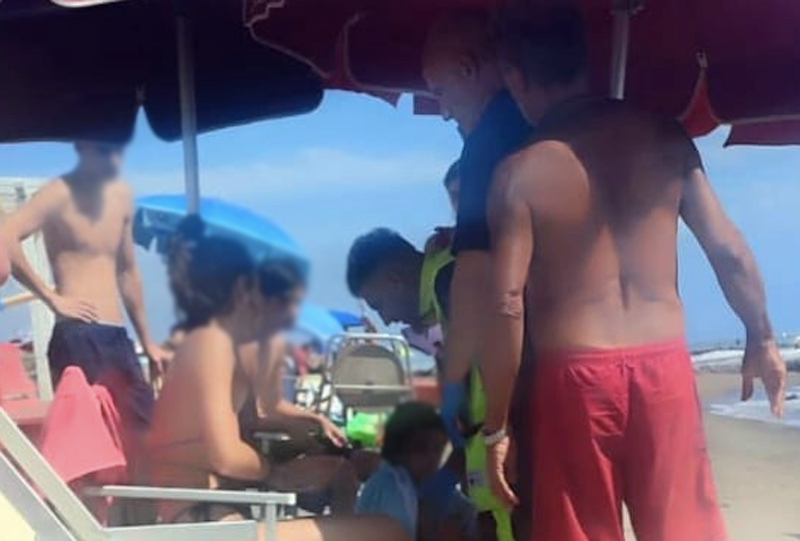 Eroico salvataggio in mare a Ostia: bagnino salva tre ragazzi che stavano annegando (FOTO) 2 Eroico salvataggio in mare a Ostia: bagnino salva tre ragazzi che stavano annegando (FOTO) 2