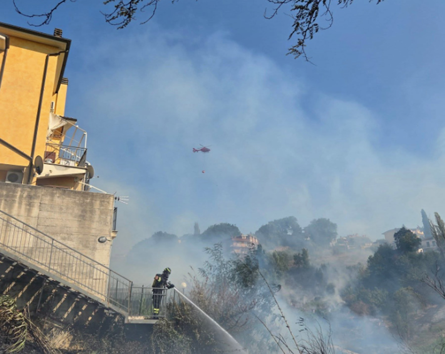 Roma e provincia in fiamme: è emergenza su quattro vasti fronti di fuoco. Evacuata una casa di riposo 2
