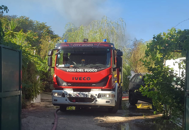 Incendio in un terreno di Grottaferrata: paura per fumo tossico e fiamme a ridosso delle abitazioni (FOTO E VIDEO) 1