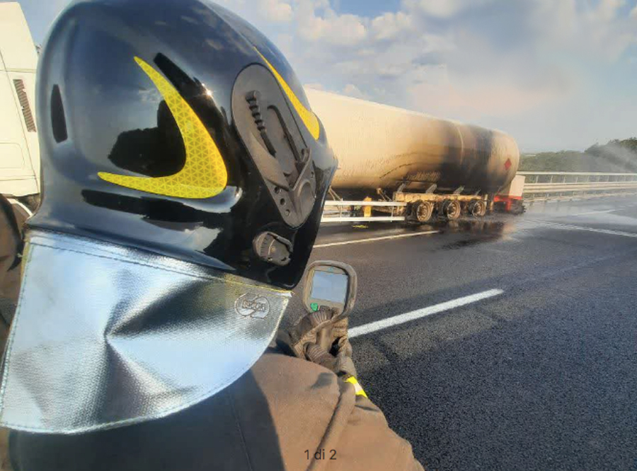 Autostrada del Sole A1 chiusa in entrambe le direzioni: cisterna GPL a rischio esplosione (FOTO E VIDEO) 1