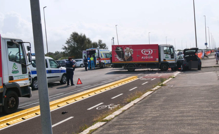 Grave incidente sul Lungomare di Ostia: due feriti nello scontro tra un furgone e un'auto (VIDEO E FOTO) 2