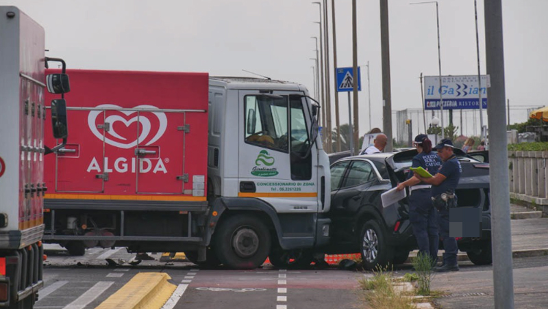 Grave incidente sul Lungomare di Ostia: due feriti nello scontro tra un furgone e un'auto (VIDEO E FOTO) 1