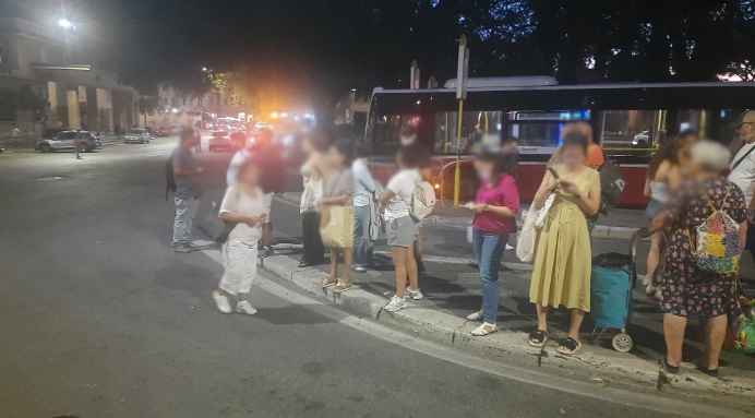 Caos e disagi sulla Roma-Lido: guasto blocca il servizio per ore. Passeggeri infuriati 1 Caos e disagi sulla Roma-Lido: guasto blocca il servizio per ore. Passeggeri infuriati 1