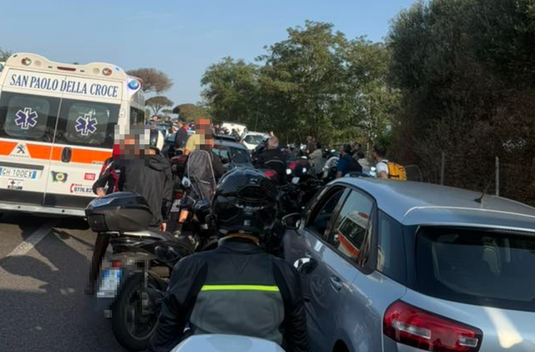 Pontina chiusa per un incidente: ambulanza bloccata nel traffico dell'arteria senza una corsia di soccorso (FOTO) 1 Pontina chiusa per un incidente: ambulanza bloccata nel traffico dell'arteria senza una corsia di soccorso (FOTO) 1
