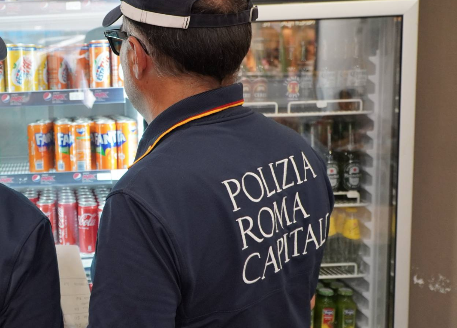 Cibo scaduto tra gli scaffali di un negozio di alimentari: Polizia Locale sequestra oltre 70 chili di prodotti 1