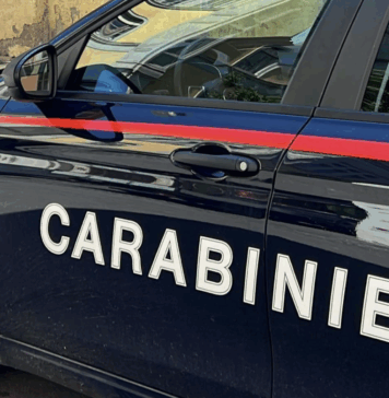 Rapina a Pavona, paura in un minimarket della via del Mare: uomo fa irruzione armato di pistola