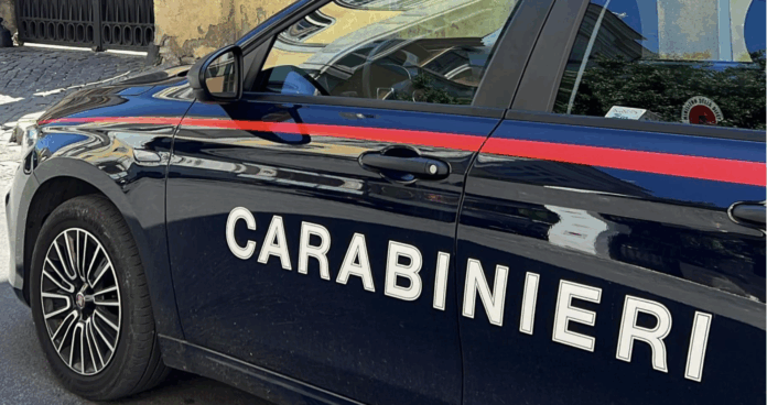 carabinieri Rapina a Pavona, paura in un minimarket della via del Mare: uomo fa irruzione armato di pistola