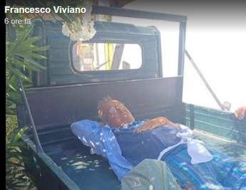 Stromboli, si frattura il femore ma non c’è ambulanza: trasportato in motoape