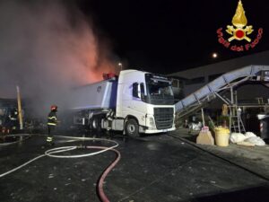 Incendio al porto di Civitavecchia: fiamme in un’area di stoccaggio rifiuti (FOTO) 1 Incendio al porto di Civitavecchia: fiamme in un’area di stoccaggio rifiuti (FOTO) 1