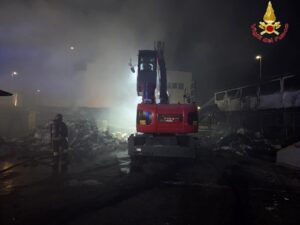 Incendio al porto di Civitavecchia: fiamme in un’area di stoccaggio rifiuti (FOTO) 2 Incendio al porto di Civitavecchia: fiamme in un’area di stoccaggio rifiuti (FOTO) 2