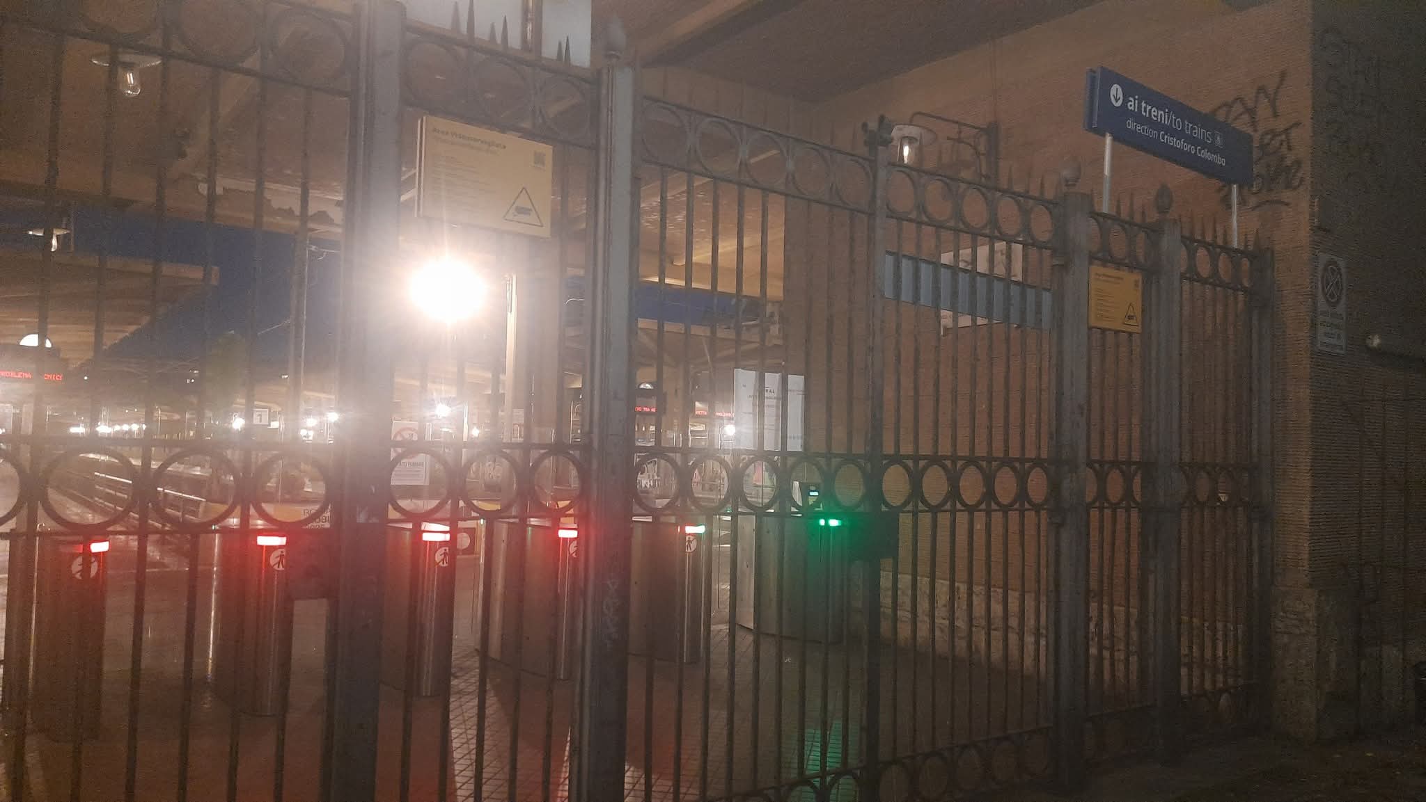 Caos e disagi sulla Roma-Lido: guasto blocca il servizio per ore. Passeggeri infuriati 2 Caos e disagi sulla Roma-Lido: guasto blocca il servizio per ore. Passeggeri infuriati 2