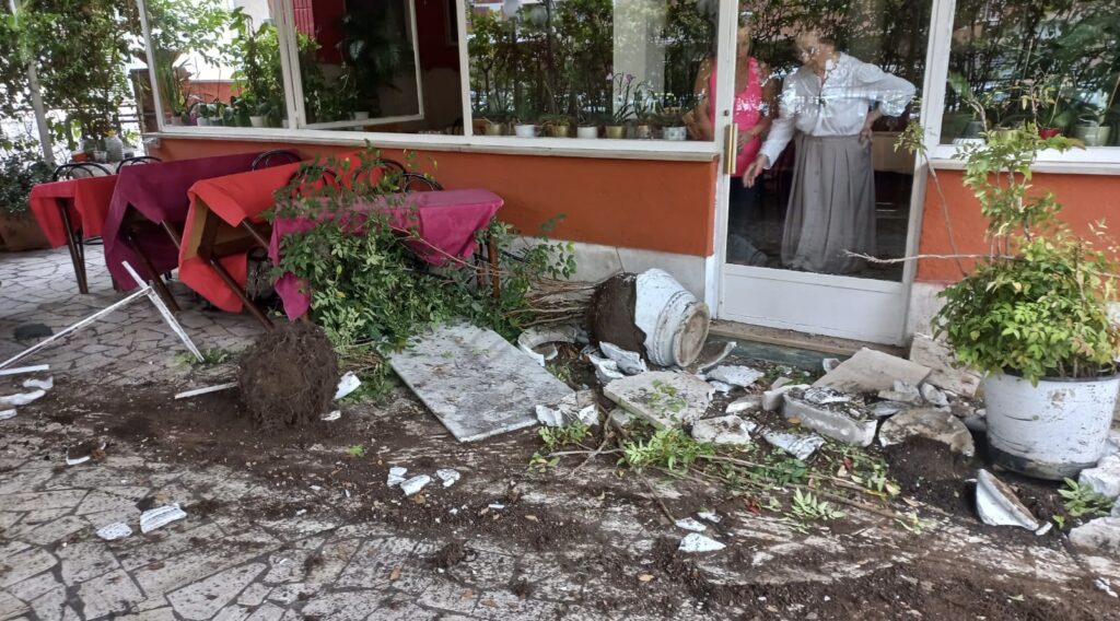 Incidente all’alba su via Trionfale: un’auto finisce contro un ristorante a Ottavia 1