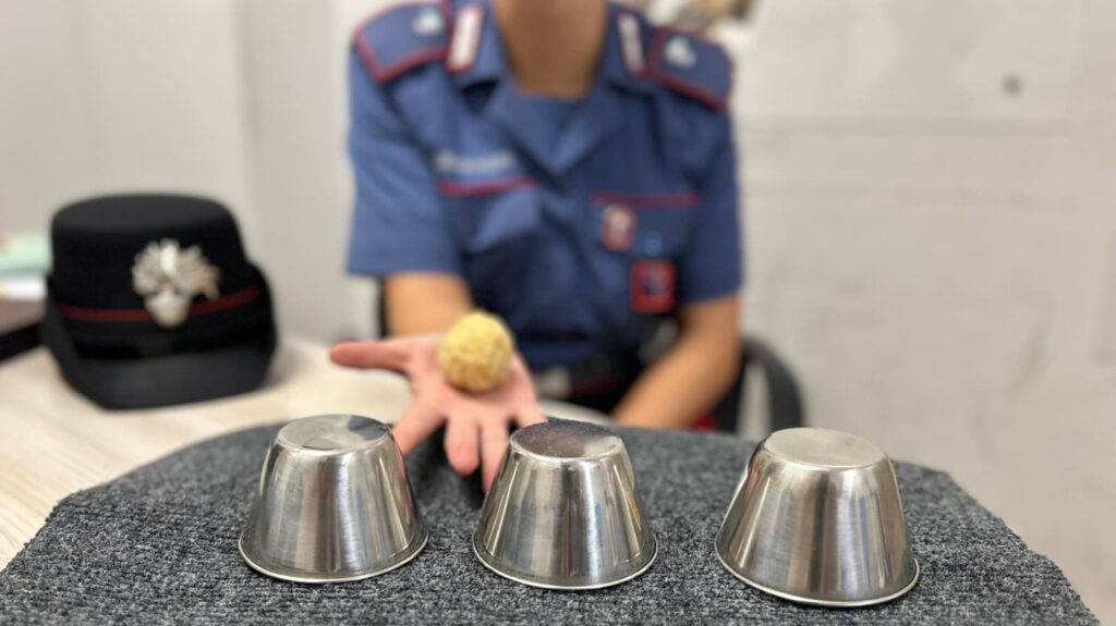 "Gioco delle Tre Campanelle" a Roma, la truffa che inganna i turisti: 12 denunciati in poche ore 1
