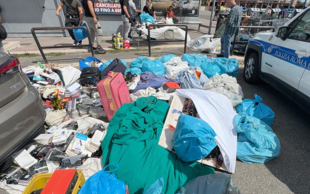 Mercatini dell’usato fuori controllo: la Polizia Locale a Roma sequestra quintali di merce (VIDEO) 2 Mercatini dell’usato fuori controllo: la Polizia Locale a Roma sequestra quintali di merce (VIDEO) 2
