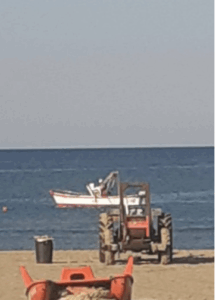 Contesa sulle telline tra bagnanti e pescatori. Casale (Capitaneria di Porto): “Ci sono regole ad hoc” 1