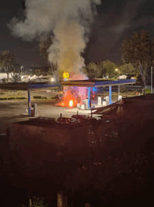 Terrore nella notte a Ostia Antica: incendio al benzinaio fa temere l'effetto Gordiani (FOTO e VIDEO) 2 Terrore nella notte a Ostia Antica: incendio al benzinaio fa temere l'effetto Gordiani (FOTO e VIDEO) 2