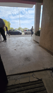 Panico nella notte in un palazzo di Ostia centro: un'esplosione sventra l'ingresso (VIDEO) 1