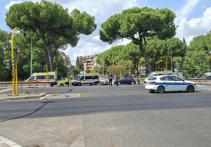 Incidente sulla via Cristoforo Colombo. Scontro tra auto e moto a un incrocio: interviene il 118 (VIDEO) 1