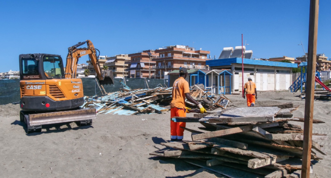 Demolizione per lo stabilimento balneare Village di Ostia, zona franca per sbandati e clochard. Il Campidoglio nega 1