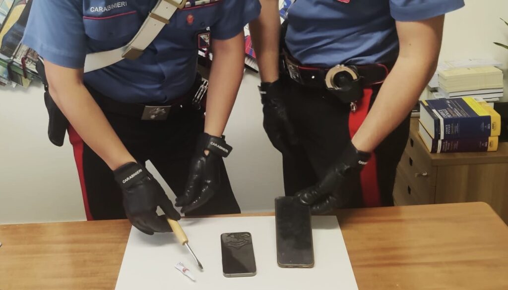 Furti a Roma, presi in un palazzo due ladri della banda della colla: chi sono 1 Furti a Roma, presi in un palazzo due ladri della banda della colla: chi sono 1