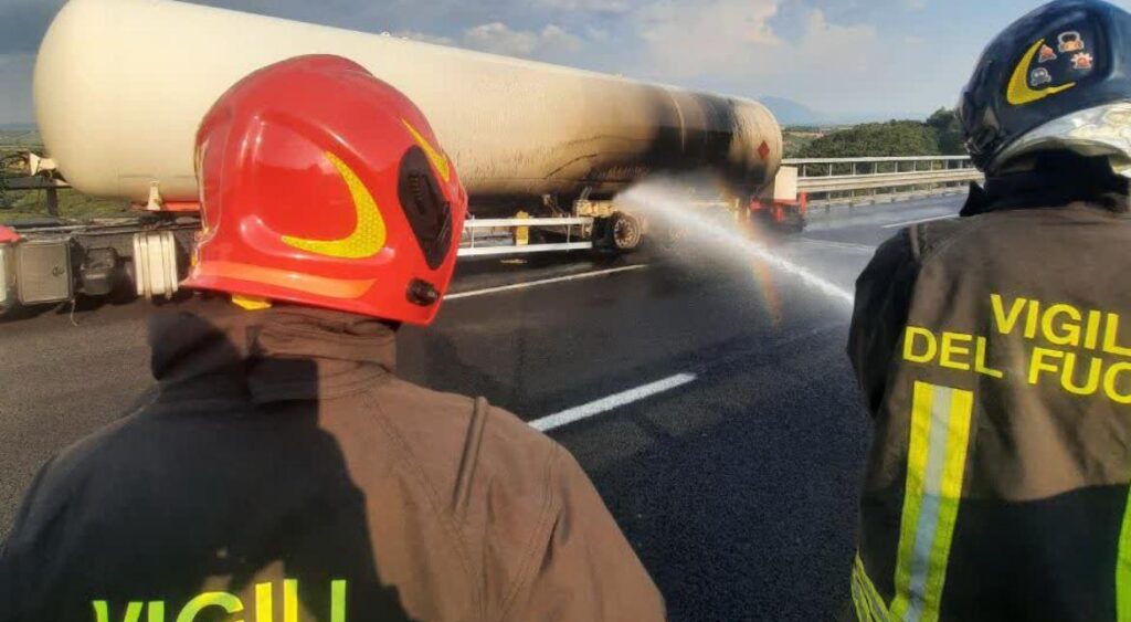 A1 ancora chiusa, notti di travasi e torce per la cisterna di Gpl in fiamme sull'autostrada 2