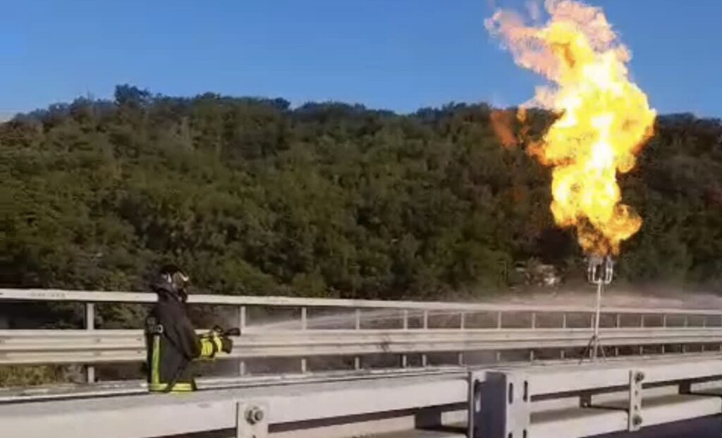 A1 ancora chiusa, notti di travasi e torce per la cisterna di Gpl in fiamme sull'autostrada 1
