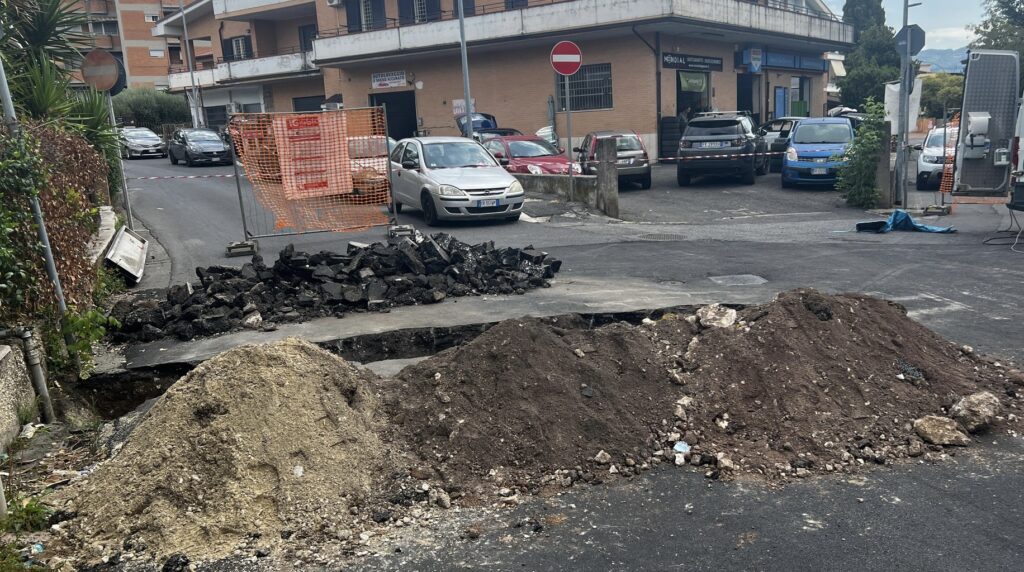 Fuga di gas a Guidonia centro: vigili del fuoco sul posto e strada chiusa al traffico 1
