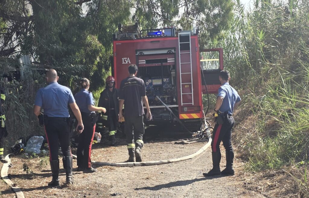 Tre vigili del fuoco feriti nell’incendio di barche a Ostia, uno in codice rosso 2