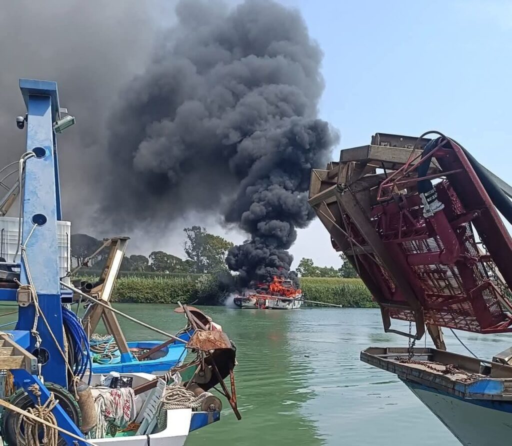 L'incendio al cantiere nautico di Fiumicino si allarga: rinforzi dal cielo con due elicotteri (FOTO e VIDEO) 1