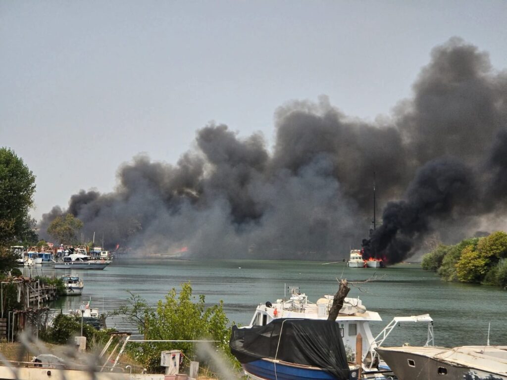 L'incendio al cantiere nautico di Fiumicino si allarga: rinforzi dal cielo con due elicotteri (FOTO e VIDEO) 2