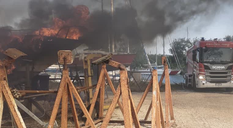 Incendio con esplosione tra le barche a Ostia, nube visibile da chilometri (FOTO e VIDEO) 2 Incendio con esplosione tra le barche a Ostia, nube visibile da chilometri (FOTO e VIDEO) 2
