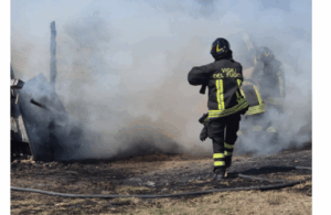 Fiamme alla legnaia di un capanno di Tolfa, minacciate le abitazioni e gli allevamenti vicini 2