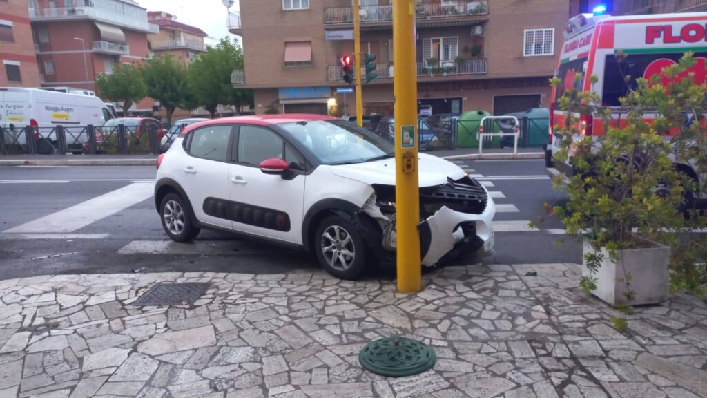 Incidente all’alba su via Trionfale: un’auto finisce contro un ristorante a Ottavia 2